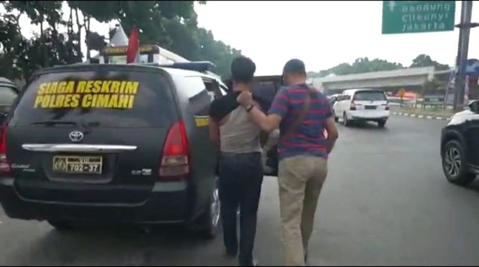 Polisi mengamankan 2 pencuri mobil saat penyekatan ganjil genap di Padalarang