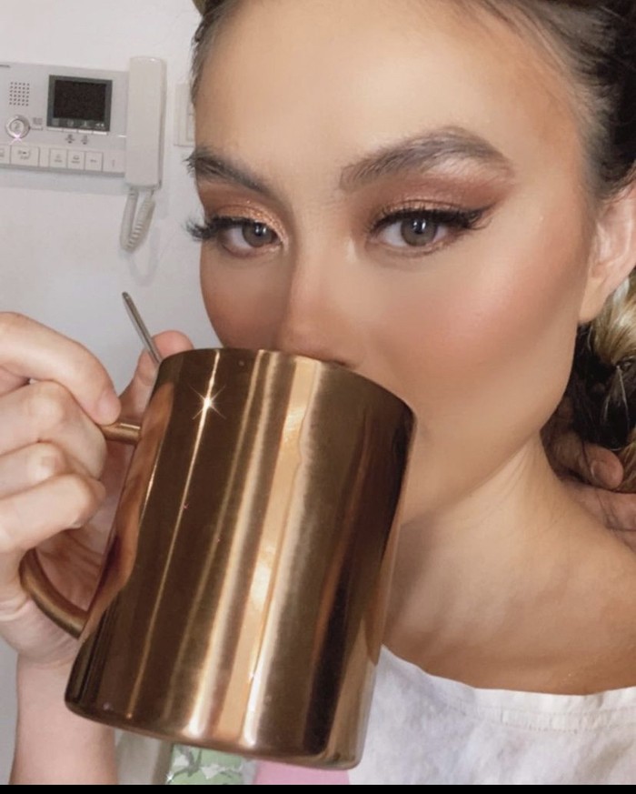 Pose Agnez Mo yang Masuk Nominasi Wanita Tercantik di Dunia, Saat Minum Es Kelapa Pose Agnez Mo yang Masuk Nominasi Wanita Tercantik di Dunia, Saat Minum Es Kelapa
