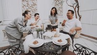 Berkumpul dengan kerabat dan keluarga terdekat. Agnez tampil cantik lengkap dengan sajian khas Western yang jadi menu makan siangnya. Foto: Instagram @agnezmo