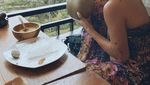 Pose Agnez Mo yang Masuk Nominasi Wanita Tercantik di Dunia Saat Kulineran