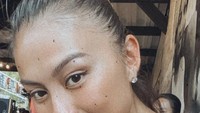 Jauh dari kesan mewah dan glamour, Agnez lebih suka nongkrong dan menghabiskan waktunya di warung kopi saat sedang berlibur di Bali. Foto: Instagram @agnezmo