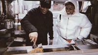 Agnez mengaku bahwa dia paling suka jajanan khas Kaki Lima di New York. Ia bahkan sampai masuk ke dalam dapur penjual makanan. Foto: Instagram @agnezmo