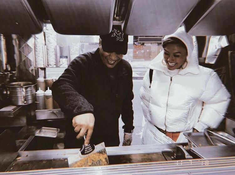 Pose Agnez Mo yang Masuk Nominasi Wanita Tercantik di Dunia Saat Kulineran