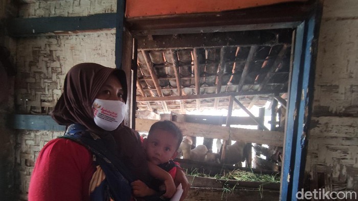 Potret warga miskin di Kabupaten Cianjur, tinggal satu atap dengan kandang kambing.