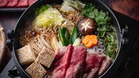 Sukiyaki ala restoran Jepang cocok dinikmati ramai-ramai bareng keluarga. Cara membuatnya tidak sulit, semua bahannya segar. Lihat daftarnya di resep berikut ini. Foto: iStock