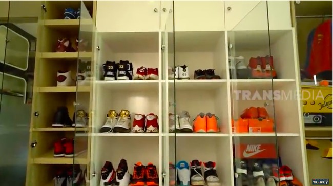 Inilah penampakan sneakers favorit Narji.  (Foto: YouTube/Trans7 Official)