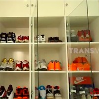 Inilah penampakan sneakers favorit Narji.  (Foto: YouTube/Trans7 Official)