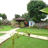 Halaman rumah cukup luas, bahkan terdapat sebuah lapangan basket. Halaman ini juga dimanfaatkan Narji untuk menyalurkan hobinya bercocok tanam. Tumbuhan yang dikoleksinya pun bukan kaleng-kalengan. Narji memiliki tanaman yang satu daunnya bisa dihargai hingga belasan juta rupiah. (Foto: YouTube/Trans7 Official)