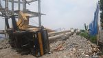 Potret Rumah Tertimpa Crane di Depok, Ada Bocah Tertimbun