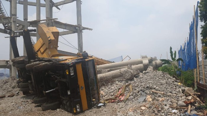 Rumah warga di Pancoran Mas Depok tertimpa crane