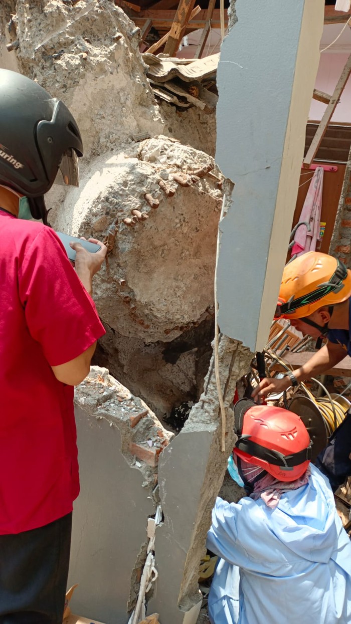 Rumah warga di Pancoran Mas Depok tertimpa crane