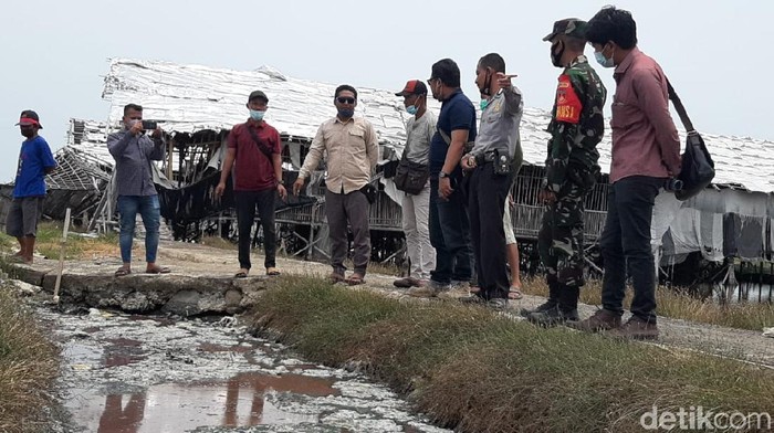 Saluran buangan limbah industri pengolahan rajungan di Brebes