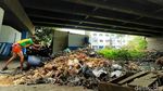 Sampah Menumpuk di Sungai Kolong Tol JORR Jati Warna Dibersihkan