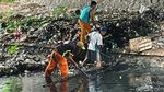Sampah Menumpuk di Sungai Kolong Tol JORR Jati Warna Dibersihkan