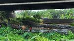Sampah Menumpuk di Sungai Kolong Tol JORR Jati Warna Dibersihkan