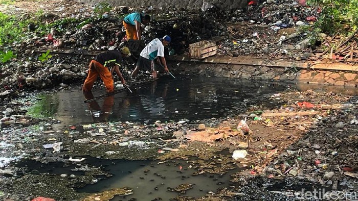 Sampah Menumpuk di Sungai Kolong Tol JORR Jati Warna Dibersihkan Antisipasi musim hujan dan banjir, sejumlah petugas dari Dinas Lingkungan Hidup Kecamatan Jati Melati, Kota Bekasi, Jumat (15/10/2021), mengangkut tumpukan sampah yang berada di aliran kali bawah Fly over Tol JORR Jati Warna.