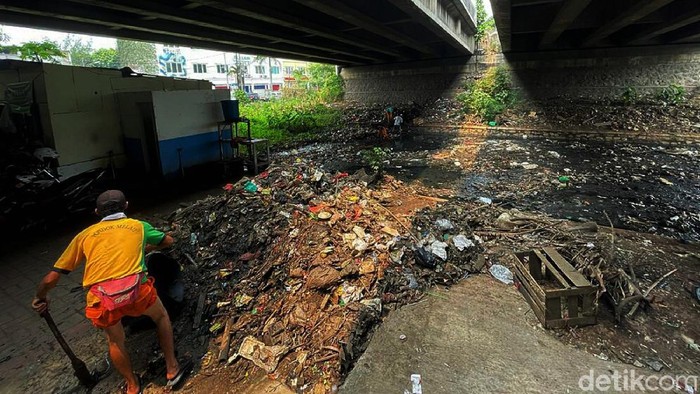 Sampah Menumpuk di Sungai Kolong Tol JORR Jati Warna Dibersihkan Antisipasi musim hujan dan banjir, sejumlah petugas dari Dinas Lingkungan Hidup Kecamatan Jati Melati, Kota Bekasi, Jumat (15/10/2021), mengangkut tumpukan sampah yang berada di aliran kali bawah Fly over Tol JORR Jati Warna.