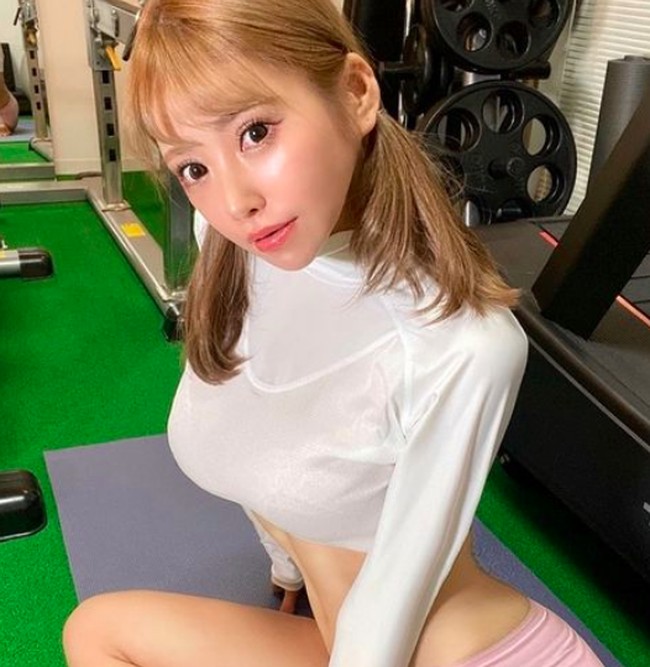 Sasaki pun memiliki body goals. Tidak hanya langsing, namun tubuhnya juga bugar karena rutin berolahraga. Foto: dok. Instagram/@____kisaki_____