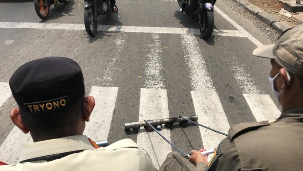 Satpol PP dan Dishub Gelar Operasi Ranjau Paku di Pulogadung Jaktim