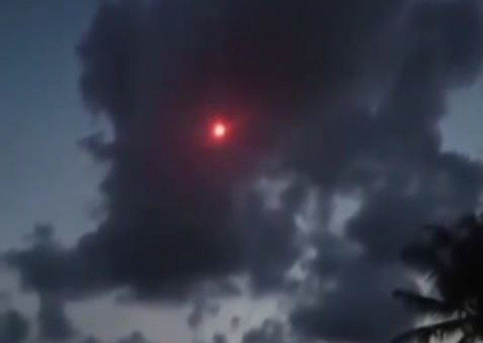 Screenshot benda merah jatuh dari langit (dok. Istimewa)