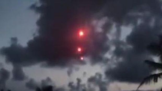 Screenshot benda merah jatuh dari langit (dok. Istimewa)