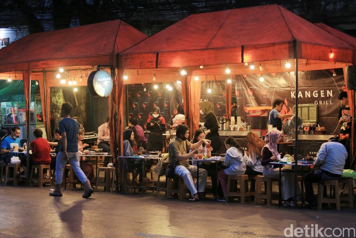 Serunya Jalan-jalan Sambil Kulineran Malam di Jalan Lengkong Kecil Serunya Jalan-jalan Sambil Kulineran Malam di Jalan Lengkong Kecil