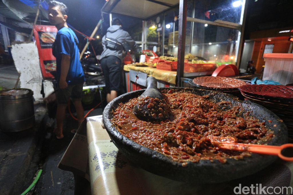 Serunya Jalan-jalan Sambil Kulineran Malam di Jalan Lengkong Kecil