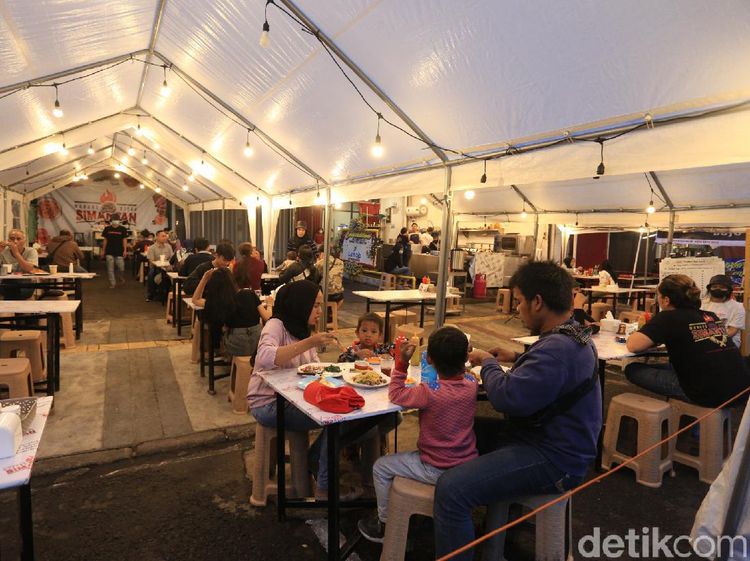 Wisata Kuliner Malam yang Seru di Jalan Lengkong Kecil Bandung