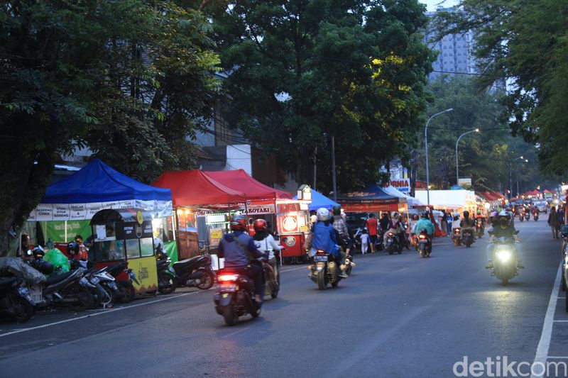 Serunya Jalan-jalan Sambil Kulineran Malam di Jalan Lengkong Kecil