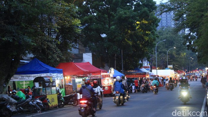 Serunya Jalan-jalan Sambil Kulineran Malam di Jalan Lengkong Kecil