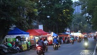 uluhan tenda penjual makanan berjejer rapi di sepanjang Jalan Lengkong, Bandung. Beragam kuliner pun bisa kamu temukan. Mulai makanan ringan hingga makanan berat, ada juga aneka minuman hangat hingga dingin. Foto: detikFood/ Wisma Putra