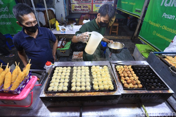 Serunya Jalan-jalan Sambil Kulineran Malam di Jalan Lengkong Kecil Serunya Jalan-jalan Sambil Kulineran Malam di Jalan Lengkong Kecil