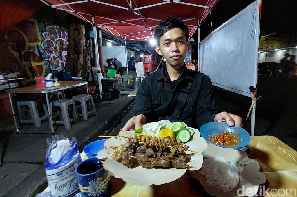 Serunya Jalan-jalan Sambil Kulineran Malam di Jalan Lengkong Kecil