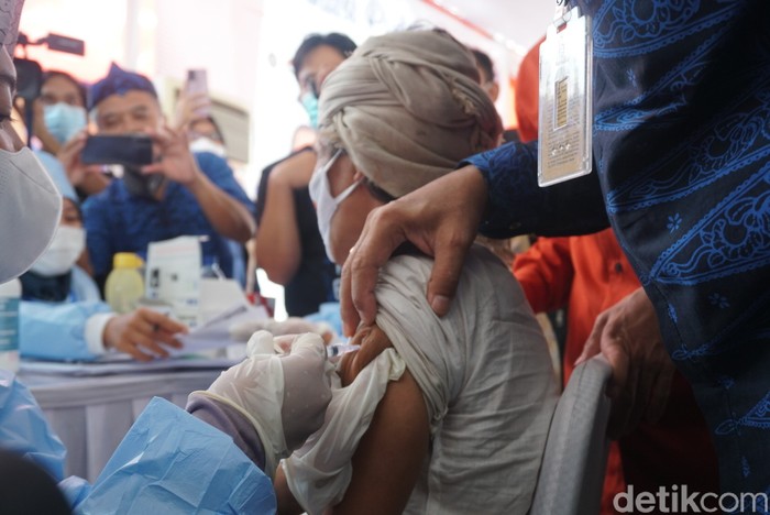 Setahun pandemi COVID-19, warga Baduy di Lebak, Banten, hanya mencatatkan 1 kasus. Bukan karena testing rendah, rahasianya adalah 'lockdown' secara adat.