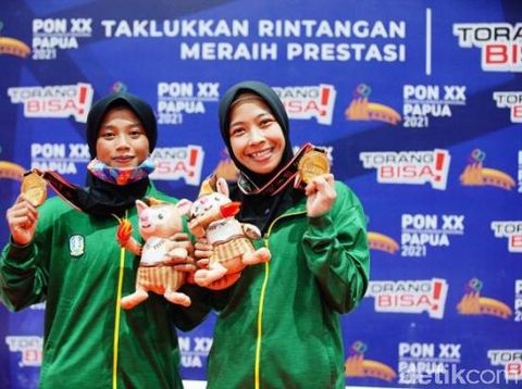 Shintia Eka Arfenda, atlet berhijab cabor gulat yang meraih medali emas.