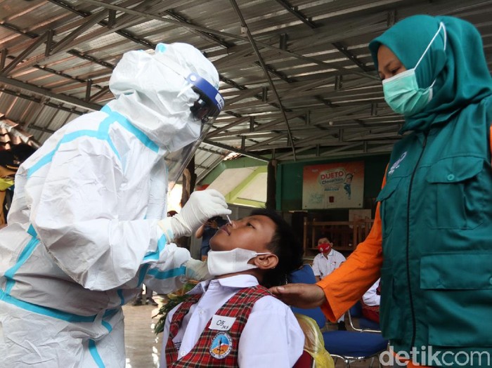 Siswa di Bandung menjalani tes PCR cegah klaster sekolah