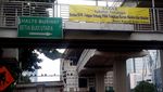 Menyebar Spanduk-Karangan Bunga Tangkap Harun Masiku