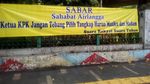 Menyebar Spanduk-Karangan Bunga Tangkap Harun Masiku