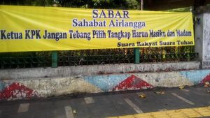 Menyebar Spanduk-Karangan Bunga Tangkap Harun Masiku