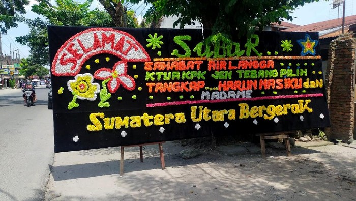 Spanduk-Karangan Bunga Tangkap Harun Masiku Beberapa spanduk dan karangan bunga dari SABAR (Sahabat Airlangga) meminta ketua KPK jangan tebang pilih untuk menangkap Harun Masiku dan Madam.
Konsolidasi Sahabat Airlangga di seluruh Indonesia akan menggalang elemen Anti Korupsi dan Rakyat Indonesia Mendesak ketua KPK menangkap Harun Masiku dan Madam untuk tidak tebang pilih dalam memberantas korupsi.