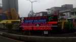 Menyebar Spanduk-Karangan Bunga Tangkap Harun Masiku