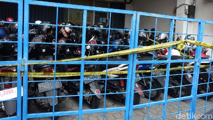 Suasana Kantor Pinjol Ilegal di Sleman Aparat gabungan Polda Jawa Barat dan Polda DIY menggerebek kantor pinjaman online (pinjol) ilegal di Sleman. Saat ini, kantor pinjol itu telah dipasangi garis polisi.