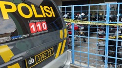 Aparat gabungan Polda Jawa Barat dan Polda DIY menggerebek kantor pinjaman online ilegal di Sleman. Saat ini, kantor pinjol itu telah dipasangi garis polisi.