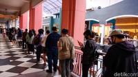 Warga yang hendak ke Subway Cilandak Town Square, Jakarta, mengantre untuk mendapatkan nomor waiting list, Jumat (15/10/2021).