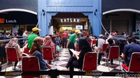 Pihak Subway Indonesia menyediakan tempat duduk di luar gerai bagi pengunjung.