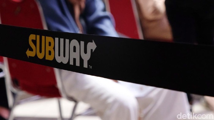 Subway Citos Dibuka, Warga Ramai-ramai Antre Subway resmi membuka gerai pertamanya di Indonesia bertempat di Cilandak Town Square (Citos), Jakarta Selatan. Hari pertama pembukaannya, waralaba asal Amerika Serikat ini ramai diserbu pengunjung.