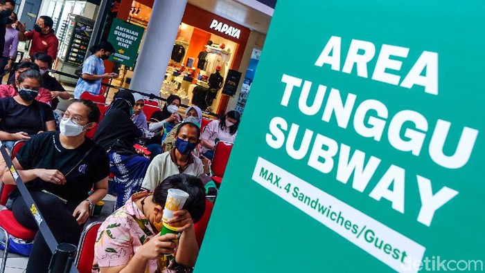 Subway Citos Dibuka, Warga Ramai-ramai Antre Subway resmi membuka gerai pertamanya di Indonesia bertempat di Cilandak Town Square (Citos), Jakarta Selatan. Hari pertama pembukaannya, waralaba asal Amerika Serikat ini ramai diserbu pengunjung.