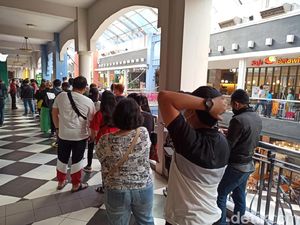 Netizen Soroti Kerumunan Antrean Subway: Kemarin McD Ditutup!