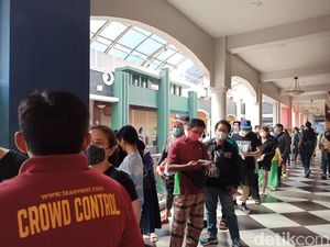 Antrean Panjang Sambut Pembukaan Subway Indonesia