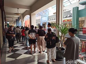 Baru Dibuka Jam 12 Siang, Antrean Subway di Citos Mengular dari Pagi